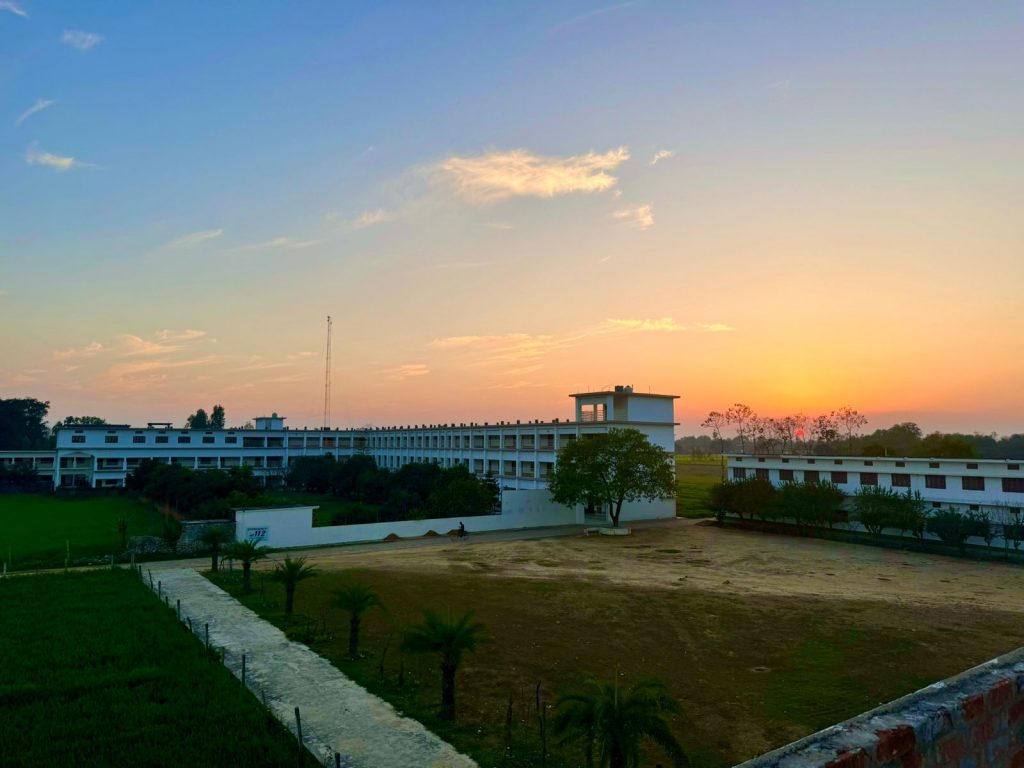 कॉलेज कैम्पस बाहरी चित्र